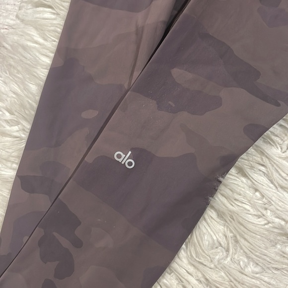 ALO Yoga High-Waist Vapor Leggings in Coco Camo - Picture 11 of 11